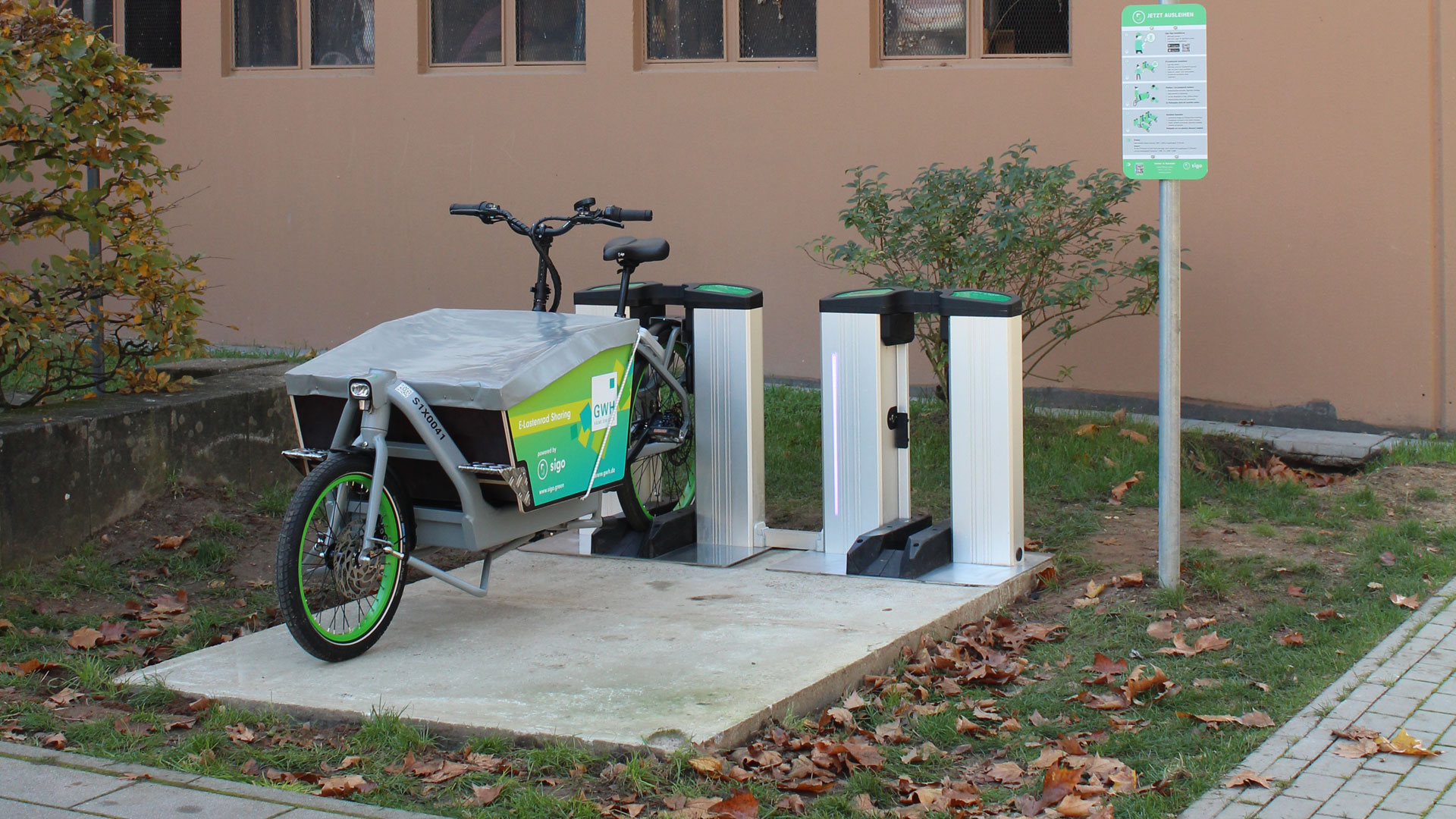 Mit neuen E-Lastenrädern macht die GWH Mieterin in Darmstadt-Kranichstein ein umweltfreundliches Angebot