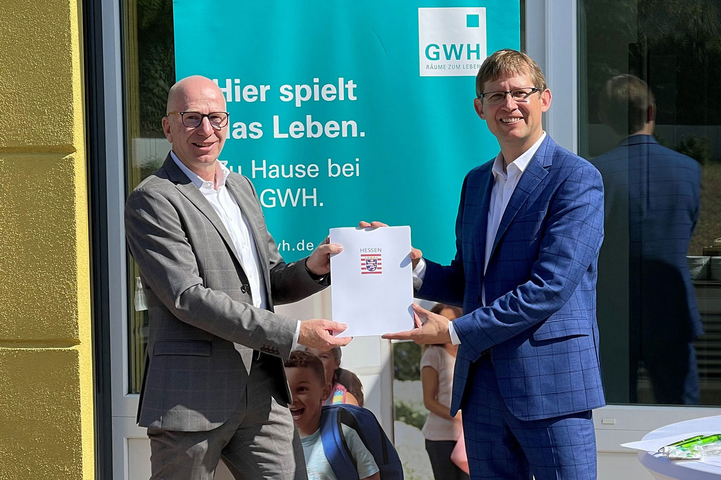 Staatssekretär Jens Deutschendorf überreicht den Förderbescheid über 6 Millionen Euro an GWH-Geschäftsstellenleiter Michael Back.